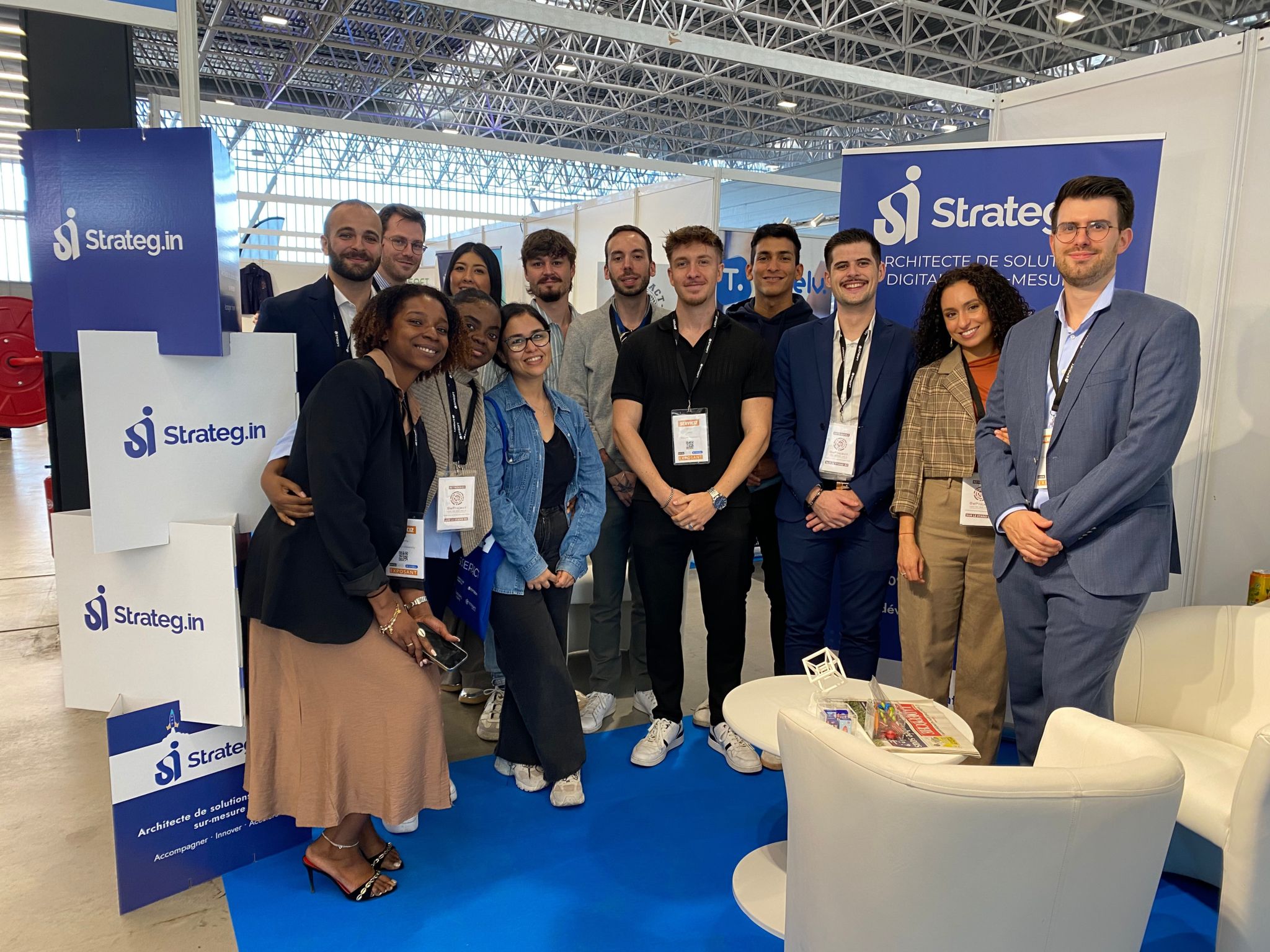 L'équipe Strategin réunie sur son stand lors d'un salon professionnel